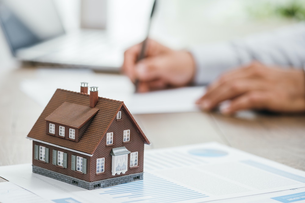 Devenir agent immobilier sans diplôme : un parcours possible et attractif